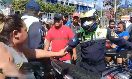 VÍDEO: PMT Agrede a un vendedor de manías en Escuintla, la población se enfurece en contra de ellos