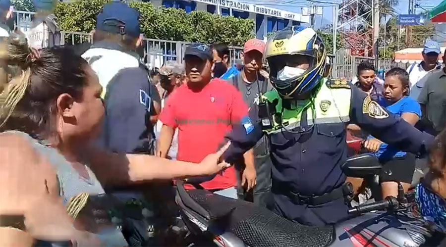 VÍDEO: PMT Agrede a un vendedor de manías en Escuintla, la población se enfurece en contra de ellos