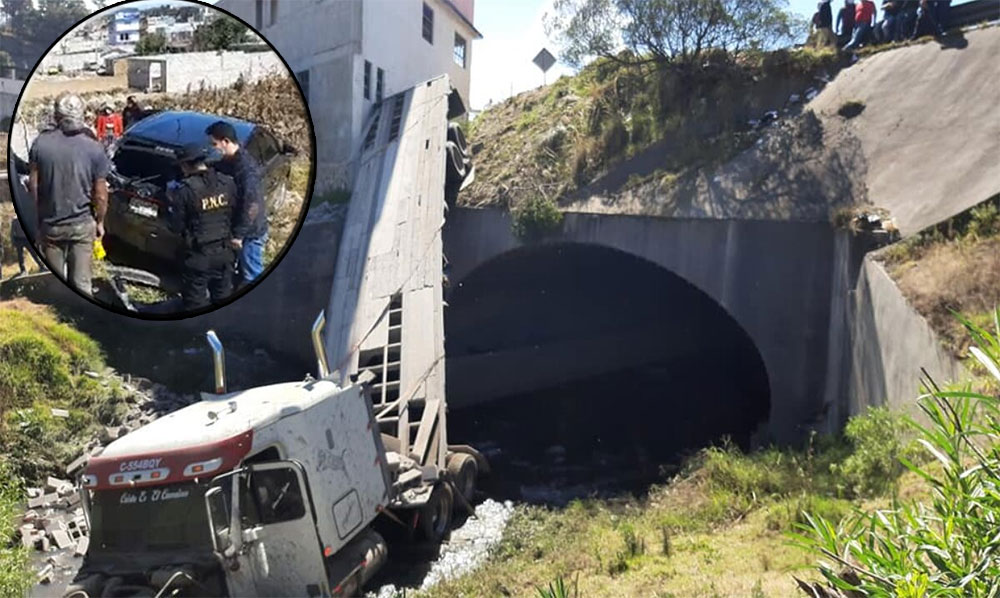 VIDEO: Tráiler choca con un vehículo y una casa antes de caer al fondo de un puente