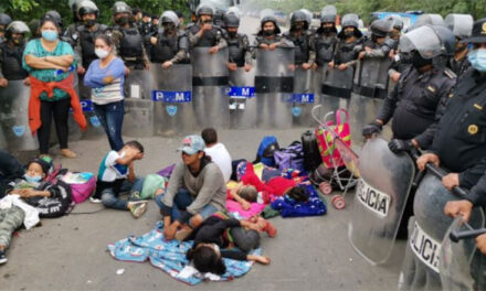 Caravana de hondureños continúa rumbo a la frontera de Guatemala