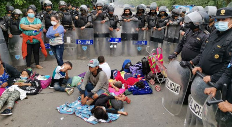 Caravana de hondureños continúa rumbo a la frontera de Guatemala