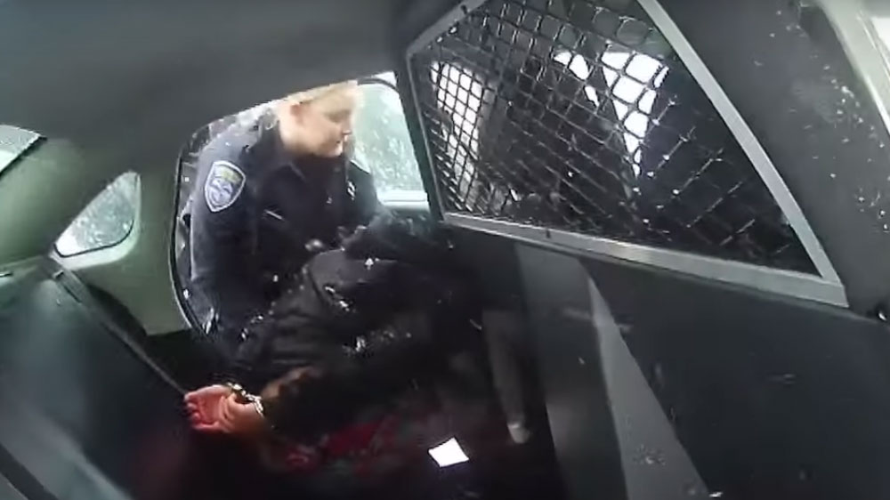 VIDEO: Policía le rocía gas pimiento a niña de 9 años por hacer berrinche