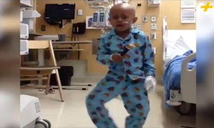 VIDEO: Niño venció al Cáncer y celebró con un baile
