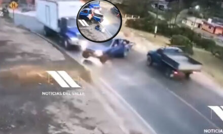 VIDEO: Pickup provoca fuerte accidente por rebasar en una curva