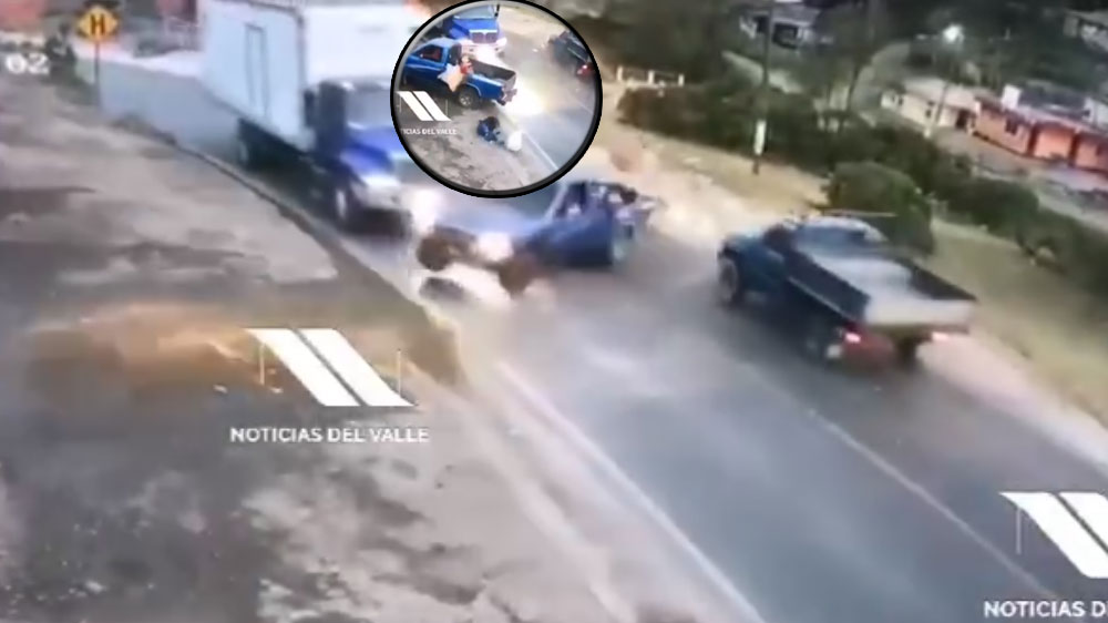 VIDEO: Pickup provoca fuerte accidente por rebasar en una curva