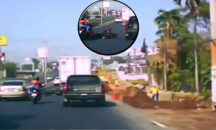 VIDEO: Motorista cae a la cinta asfáltica al golpear su retrovisor con un camión