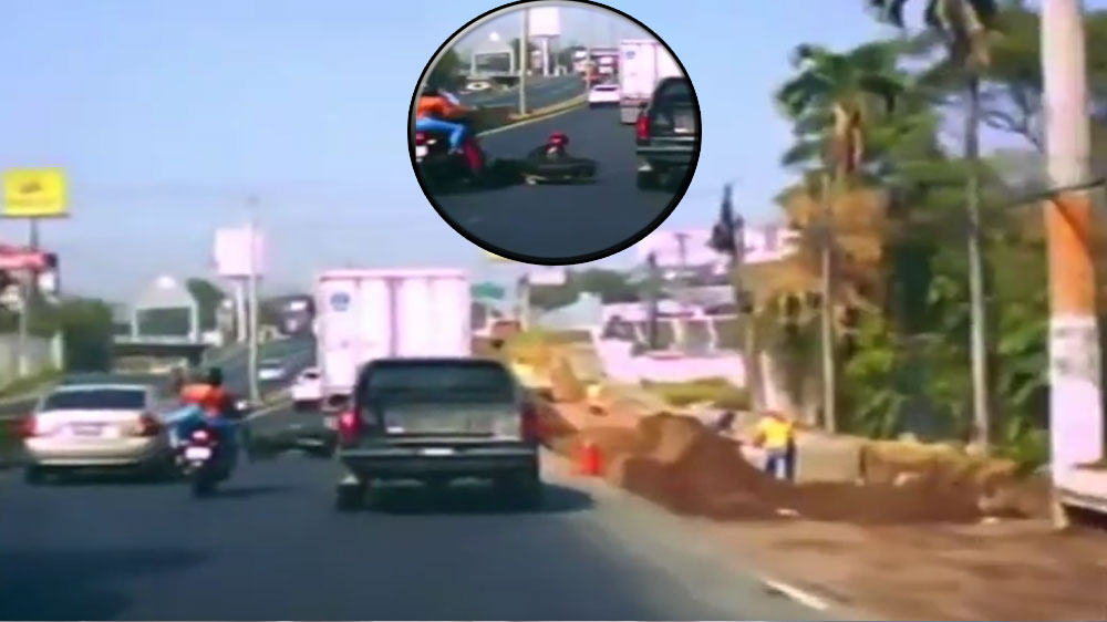 VIDEO: Motorista cae a la cinta asfáltica al golpear su retrovisor con un camión