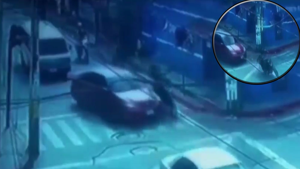 VIDEO: Por imprudencia de vehículo mujer resulta herida en motocicleta