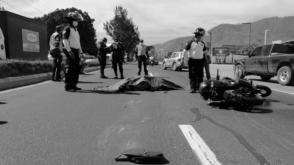 VIDEO: Motorista pierde la vida cuando un camión le pasa las llantas encima en Ruta al Pacifico