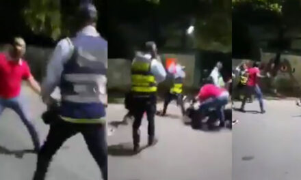 VIDEO: Motorista le pega con un ladrillo a un agente de la PMT