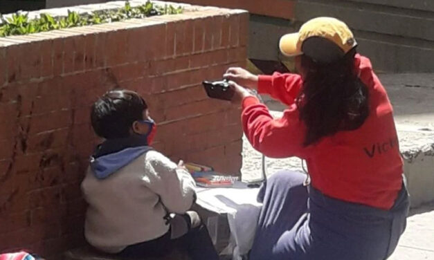Bolivia: Niño es captado recibiendo clases virtuales en la calle