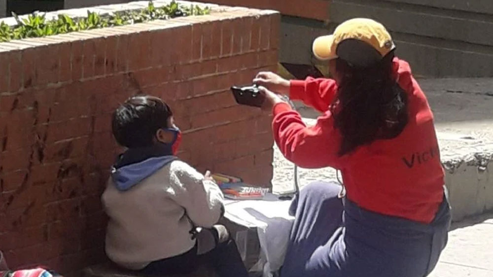 Bolivia: Niño es captado recibiendo clases virtuales en la calle