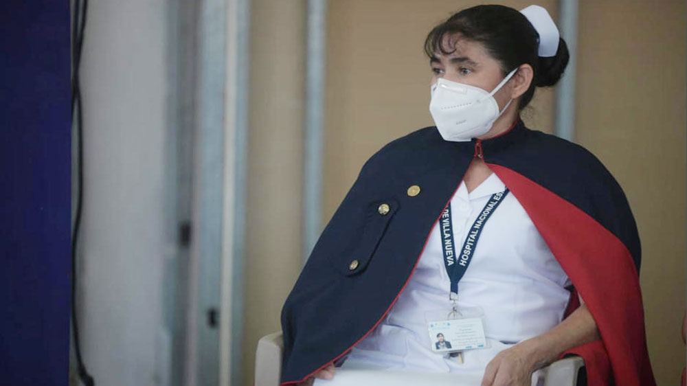 Magdalena la primer persona vacunada en Guatemala