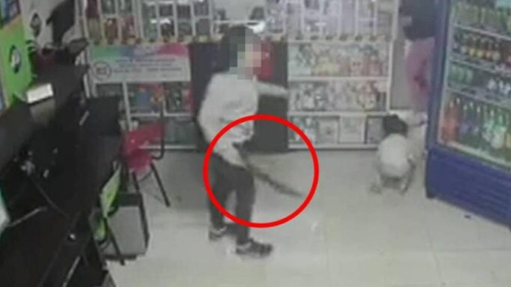VIDEO: Niña se enfrentó a ladrones con machete