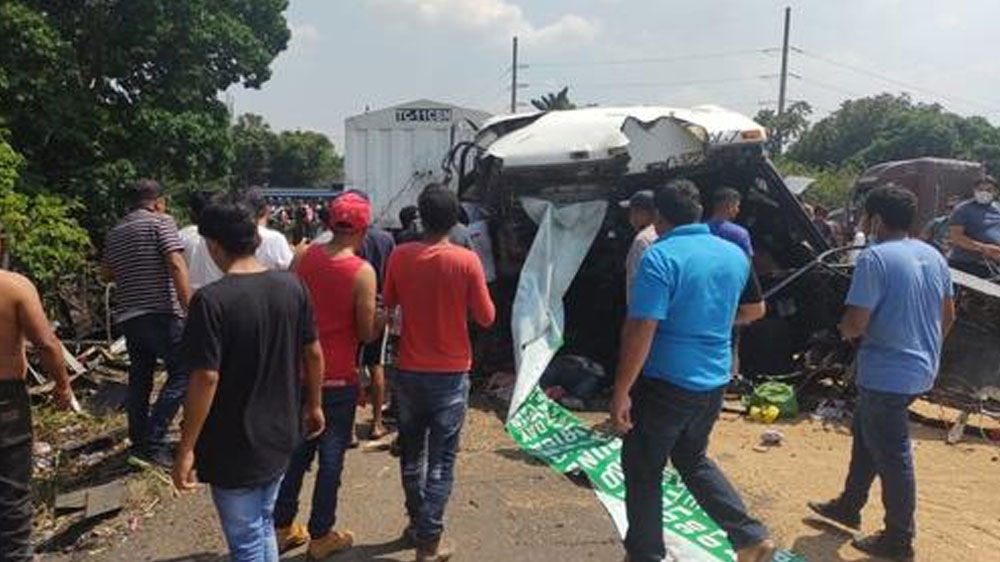 Video: Bus y cabezal chocan en el kilómetro 81 en autopista Escuintla