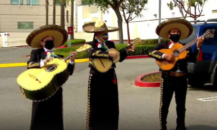 VIDEO: Mujer le lleva serenata a su esposo que está entubado por Covi-19