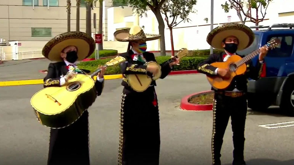 VIDEO: Mujer le lleva serenata a su esposo que está entubado por Covi-19