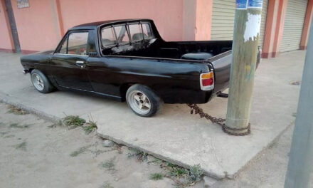 Pickup es encadenado a un poste para que no se lo roben en Xela