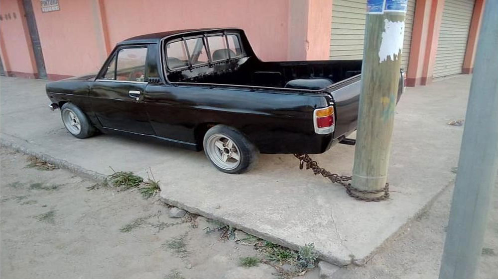 Pickup es encadenado a un poste para que no se lo roben en Xela