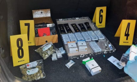 Hombre es capturado con cigarrillos y marihuana dentro de su vehículo