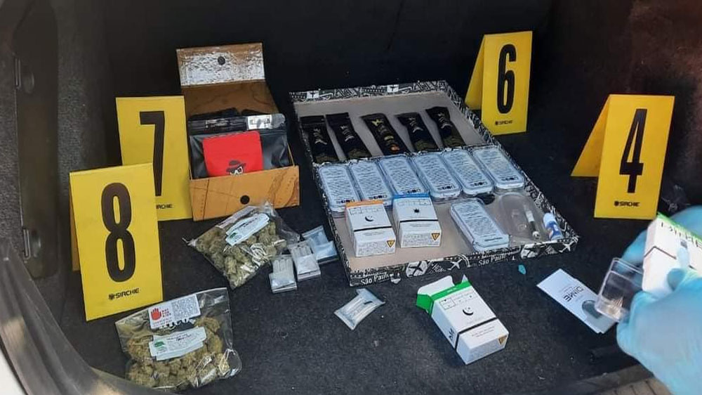 Hombre es capturado con cigarrillos y marihuana dentro de su vehículo