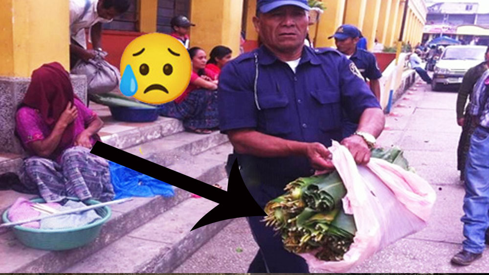 Agente municipal le arrebata las hojas de tamal a una anciana que vendía en la calle