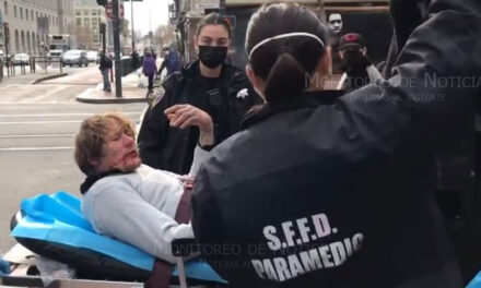 Anciana de 70 años se defiende de un asaltante mandándolo al hospital (Video)
