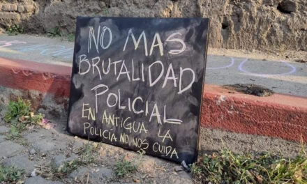 Varias personas se acercan al lugar donde falleció Luis Armando con diferentes notas para PMT