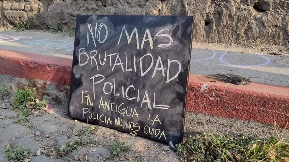 Varias personas se acercan al lugar donde falleció Luis Armando con diferentes notas para PMT