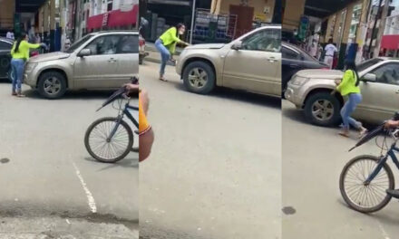 Mujer le exige al esposo que baje a su amante del carro para arrastrarla (Video)