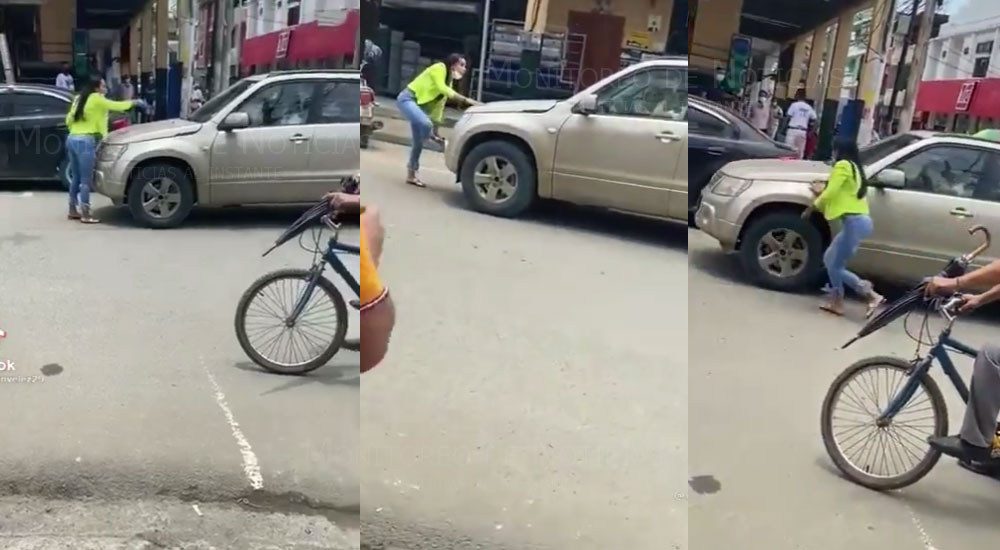 Mujer le exige al esposo que baje a su amante del carro para arrastrarla (Video)