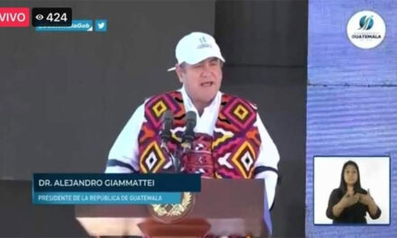 Giammattei afirma que se vacunara hasta que todos los guatemaltecos lo hagan