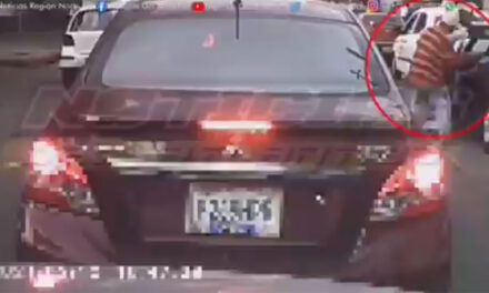 Dos hombre con arma en mano asaltan un carro en pleno tráfico de la zona 1 capitalina (Video)