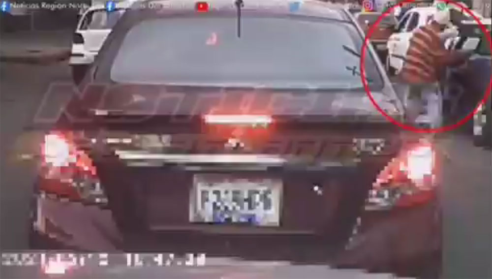 Dos hombre con arma en mano asaltan un carro en pleno tráfico de la zona 1 capitalina (Video)