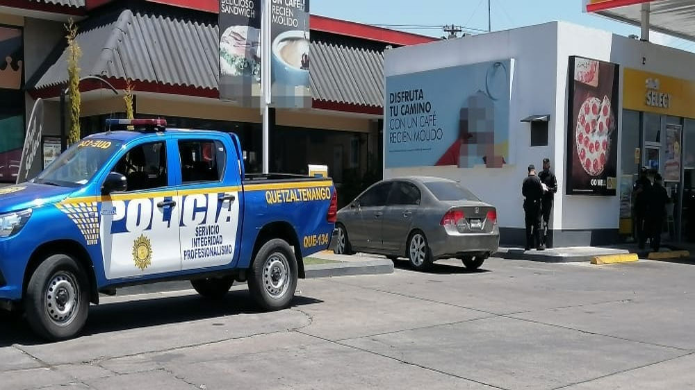 Una persona asesinada aparece dentro de un vehículo en la zona 3 de Xela (Video)