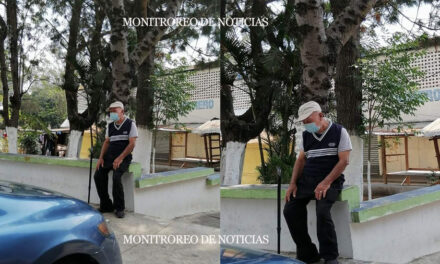 Familiares sacan a un anciano a un parque desde las 6 la mañana y lo entran ya noche