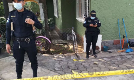 Mujer le propinó varios disparos a su marido en plena discusión y ella quedó herida