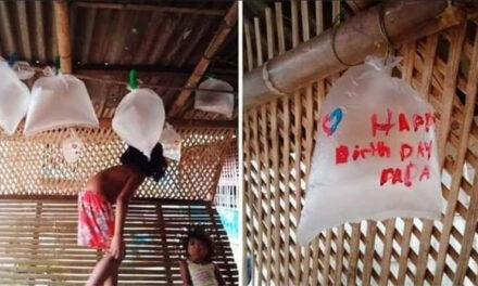Niños utilizan bolsas plásticas como globos para celebrar el cumpleaños de su padre