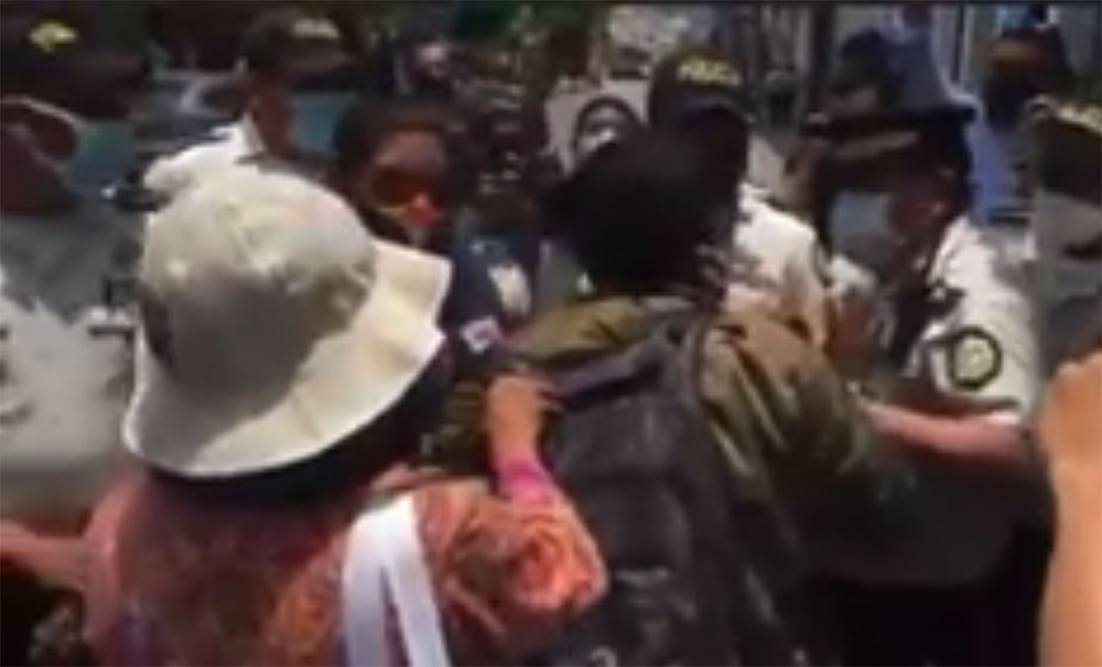 Conflicto en las afueras de Congreso entre agentes de la PNC y miembros de la prensa (Video)