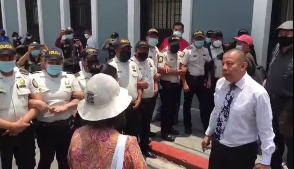 Aldo Dávila confronta a la PNC “Ustedes no pueden tocar a una mujer” (Video)