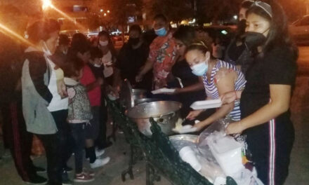 Quinceañera regala comida a MIGRANTES varados en Reynosa, Tamaulipas, México