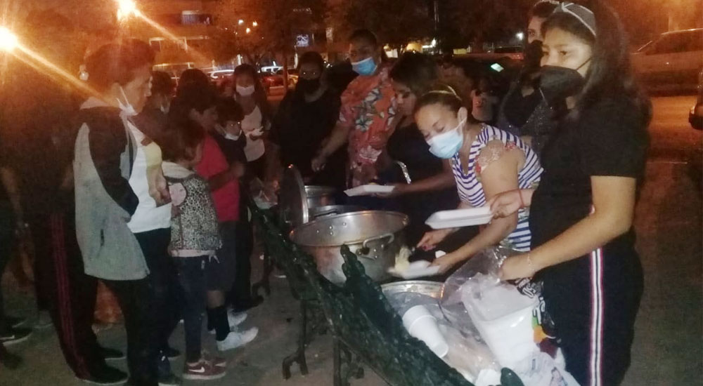 Quinceañera regala comida a MIGRANTES varados en Reynosa, Tamaulipas, México