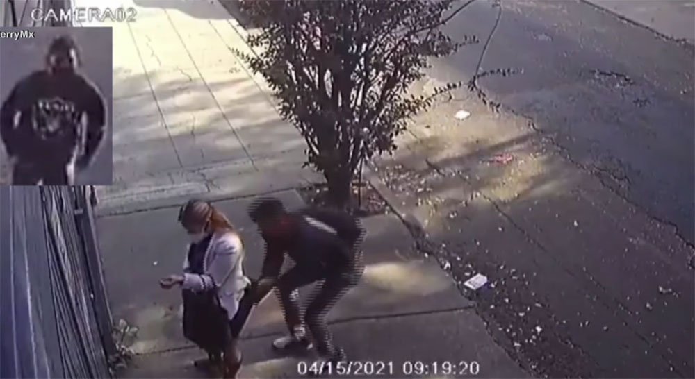 Joven levanta la falda de una mujer aprovechando que estaba distraída (Video)