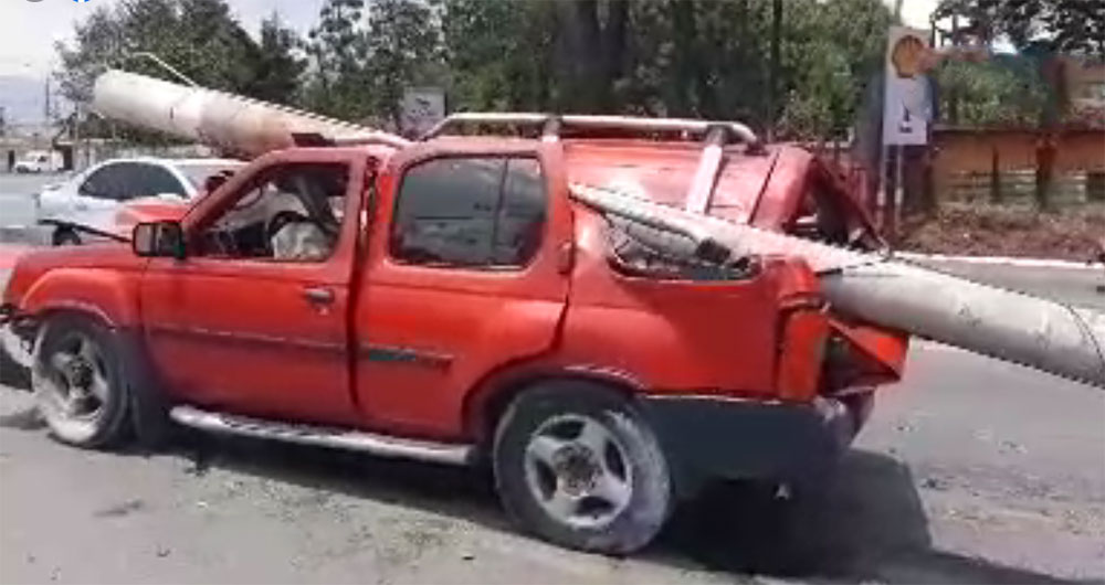 VIDEO | Vehículo choca con un poste y se pasa al carril contrario