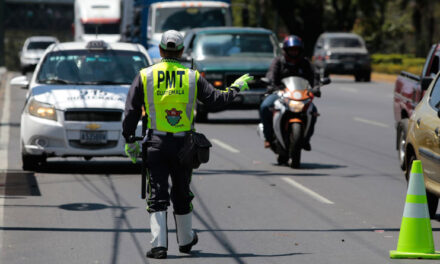 SALCAJÁ: Nuevamente PMT agrede a un hombre lanzándolo a la banqueta (Video)