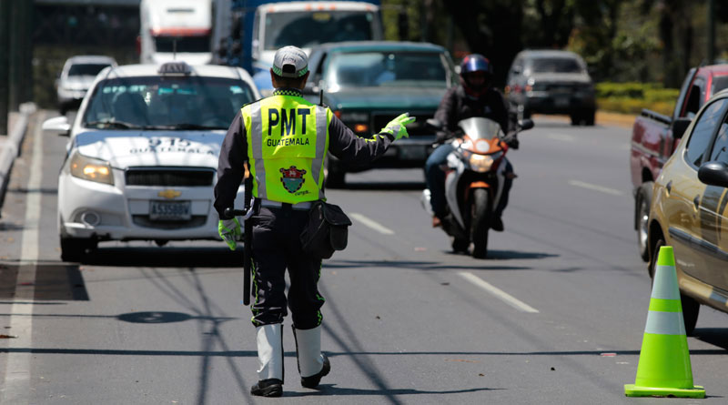 SALCAJÁ: Nuevamente PMT agrede a un hombre lanzándolo a la banqueta (Video)