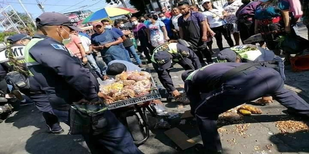 ESCUINTLA: PMT le pone cepo a una carreta de un vendedor de manías y pide Q500.00 de multa