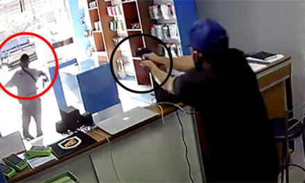 Ladrón roba una tienda de celulares, cuando huía el dueño le disparó por la espalda (Video)