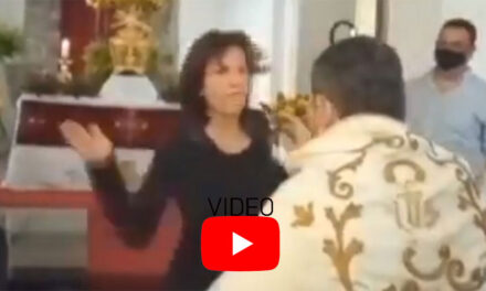 Mujer con problemas mentales agrede a Sacerdote durante una misa (Video)