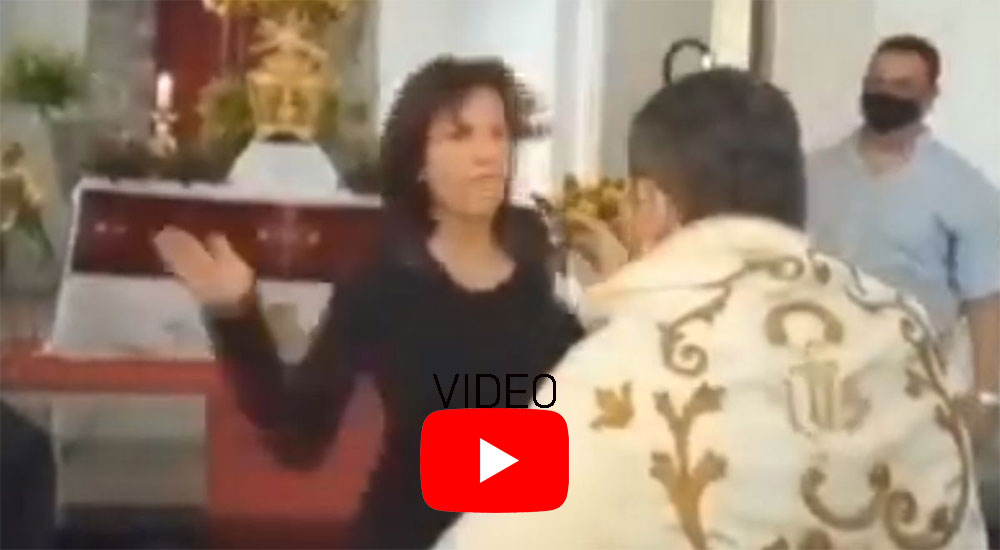 Mujer con problemas mentales agrede a Sacerdote durante una misa (Video)